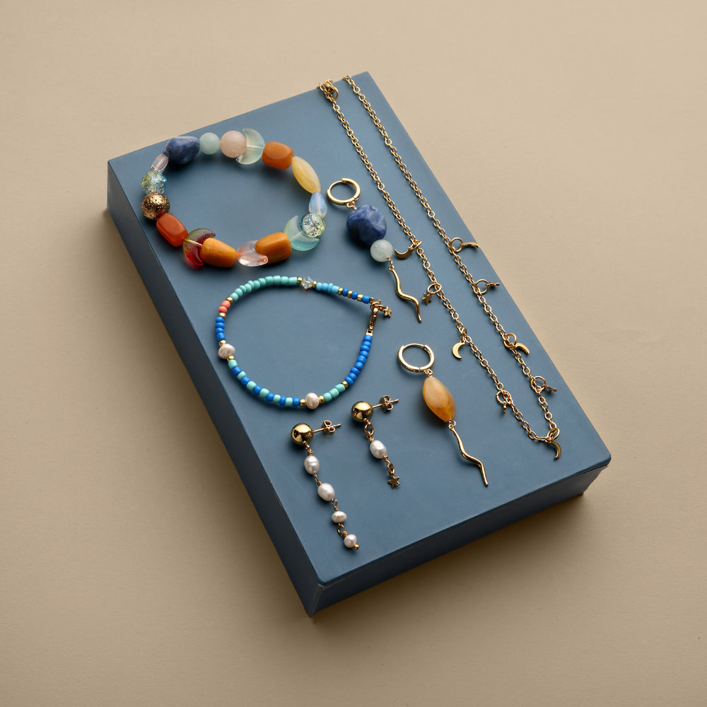 To the Moon Box No. 23 - Inspiration from the 8 planets of the solar system
