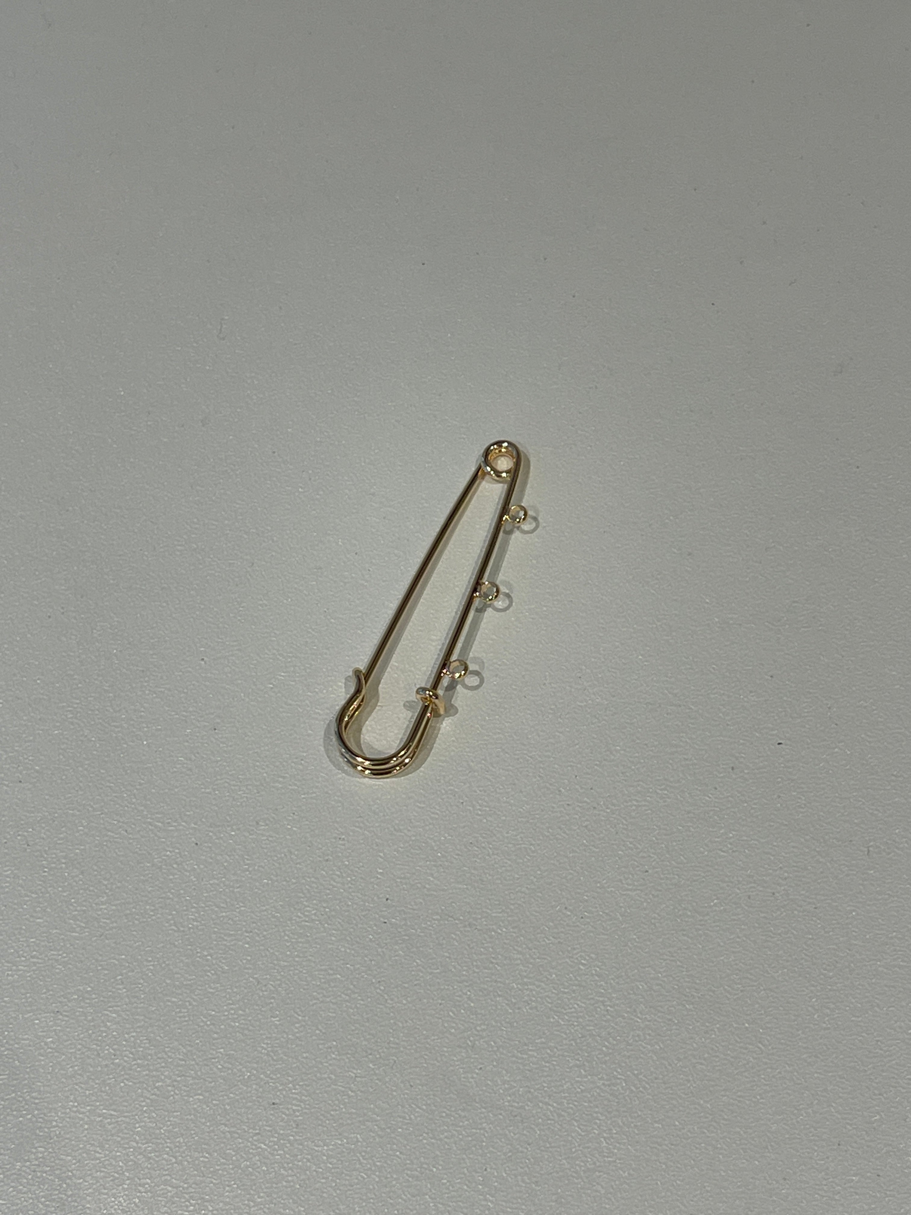 Safety pin needle